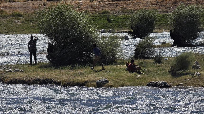 Kahramanmaraş'ta debisi yükselen nehirde mahsur kalan 3 çocuğu AFAD ekibi kurtardı