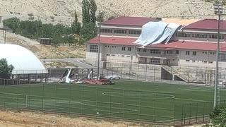 Malatya'da şiddetli rüzgar spor salonuna zarar verdi