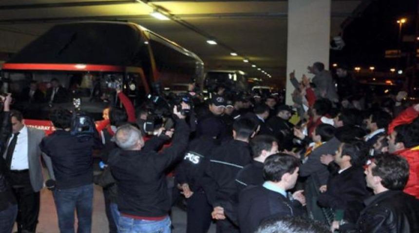GS taraftarı havaalanını bastı!