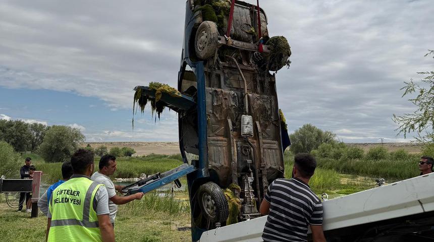 Eskişehir'de suya düşen otomobildeki 3 kişi kurtarıldı
