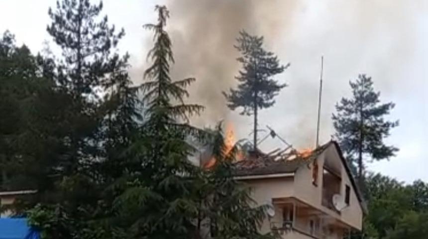 Bartın'da bir evin çatısından yükselen alevler korkuttu