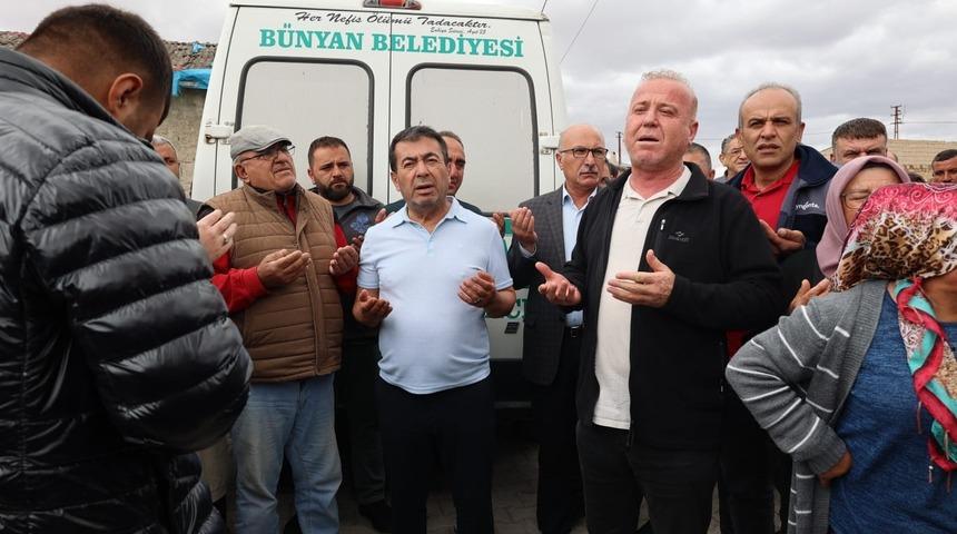 Kayseri'de meydana gelen kazada ağır yaralanan kadın hayatını kaybetti