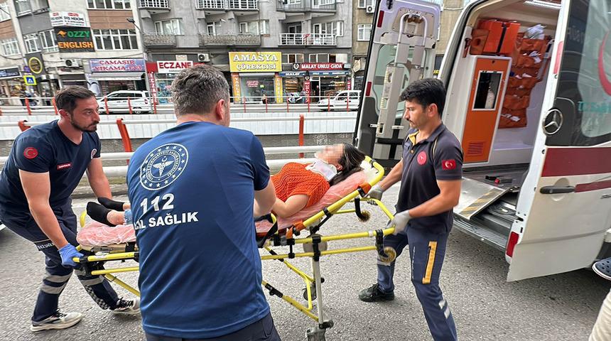 Dolmuştan inen yolcuya motosiklet çarptı: 2 yaralı