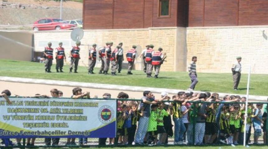 F.Bah&ccedil;e'yi jandarma koruyor!