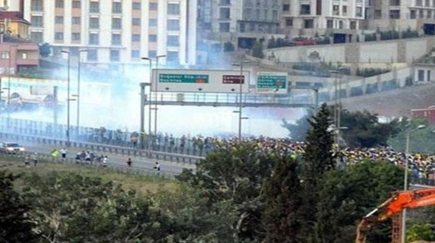 Cezaevi &ouml;n&uuml;nde taraftarlar birbirine girdi