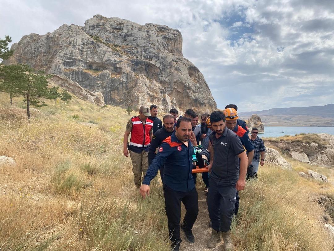 Serinlemek için Van Gölü ne girmişti! 14 yaşındaki çocuk akıntıya kapılarak hayatını kaybetti 1