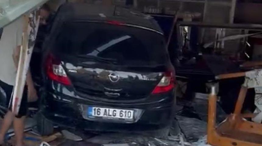 Otomobil, lokantaya girdi: 5 kişi hastanelik oldu