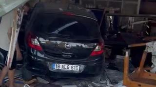 Otomobil, lokantaya girdi: 5 kişi hastanelik oldu