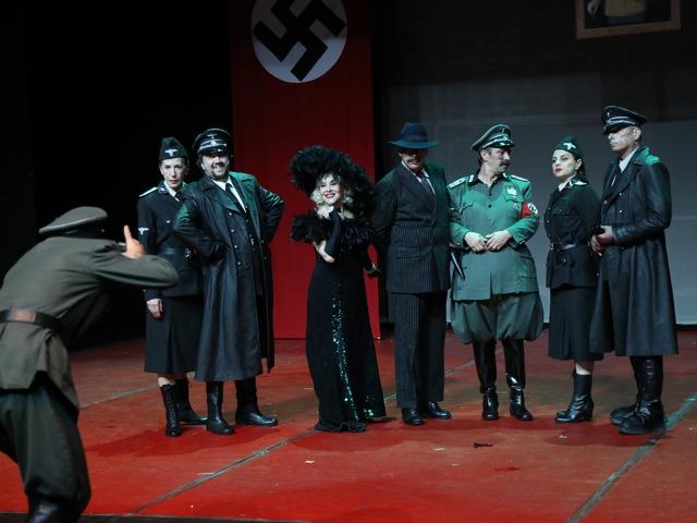 İBB Şehir Tiyatrolarının "Yaşamak mı Yoksa Ölmek mi" oyunu KKTC'de seyirciyle buluştu