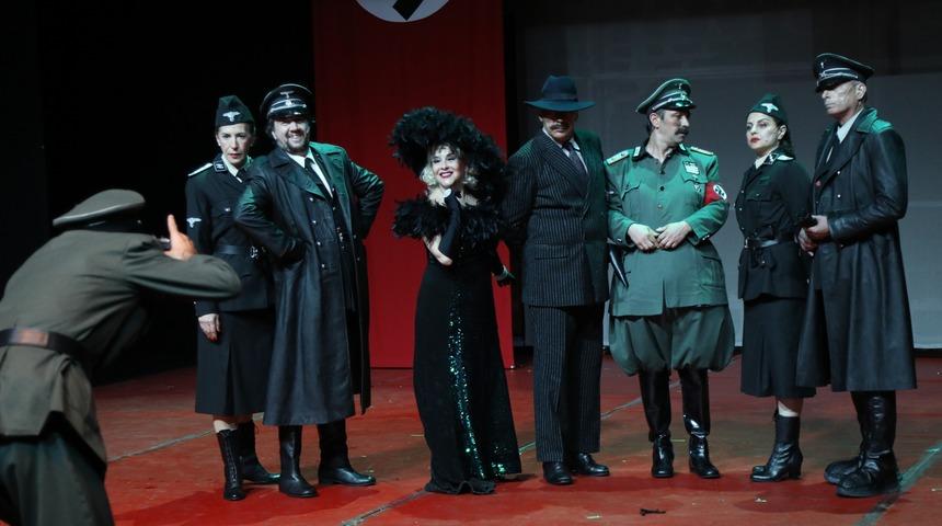 İBB Şehir Tiyatrolarının "Yaşamak mı Yoksa Ölmek mi" oyunu KKTC'de seyirciyle buluştu