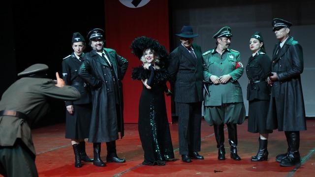 İBB Şehir Tiyatrolarının Yaşamak mı Yoksa Ölmek mi oyunu KKTC'de seyirciyle buluştu