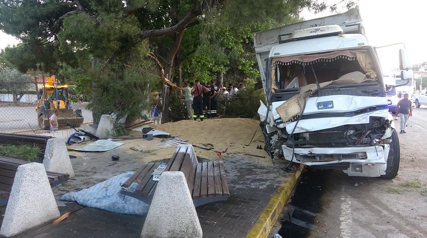 Freni patlayan kamyon ortalığı savaş alanına çevirdi: 4 yaralı