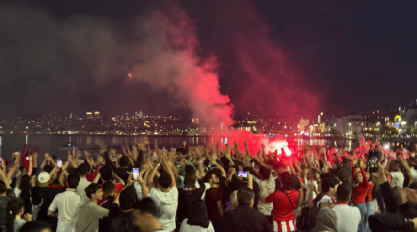 Samsunspor taraftarından 60’ıncı yıl kutlamalarında meşaleli şov