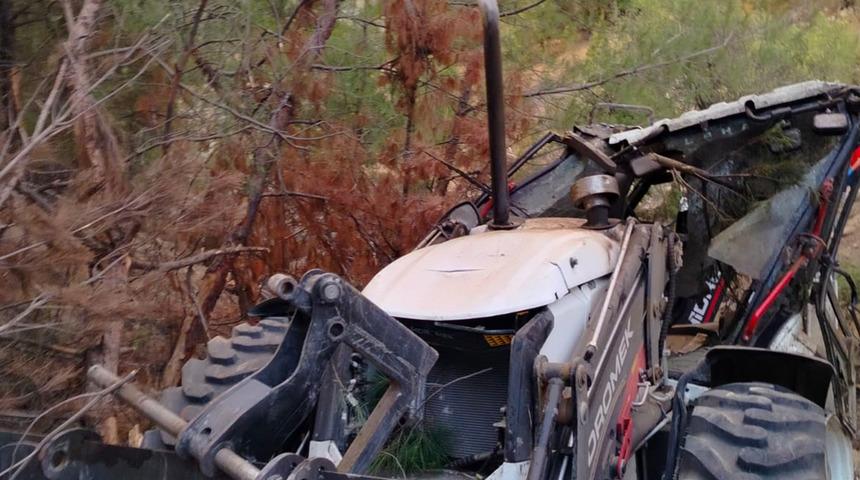 İş makinesi şarampole yuvarlandı, facianın eşiğinden dönüldü