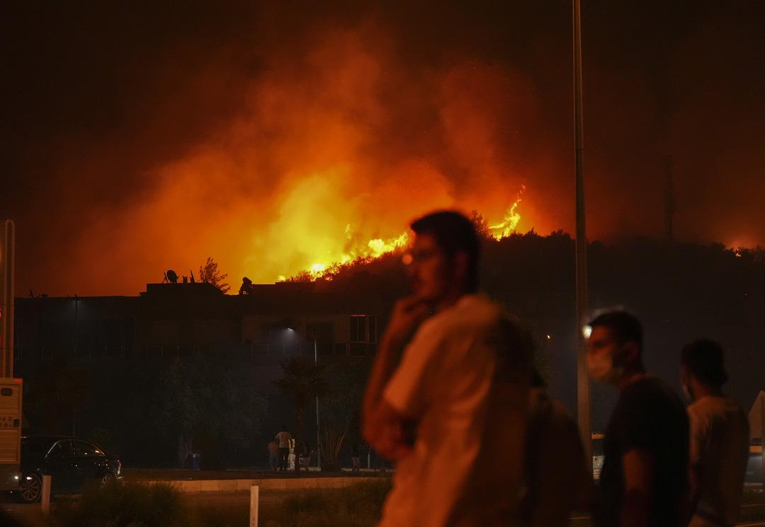 İzmir, Hatay ve Manisa da orman yangını... Ekipler yoğun mücadele veriyor! Bakan Yumaklı dan yeni açıklama: "7 yangın devam ediyor" 1