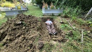 Kendi mezarını kazıp ölmeden mezara girdi! Sebebi şaşkına çevirdi