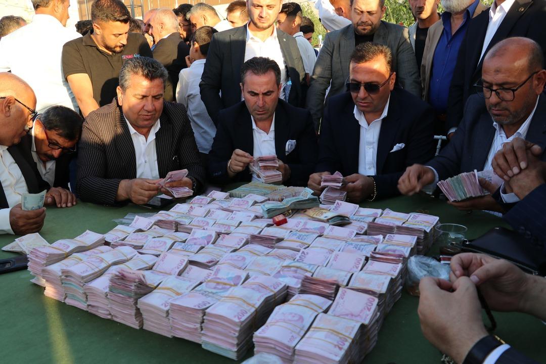En görkemli aşiret düğünü! Takı 5 saat sürdü, 14 kişi anca sayabildi... Ortaya çıkan rakam ağızları açık bıraktı 6