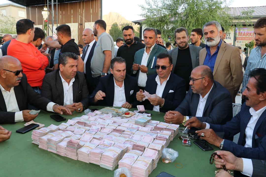 En görkemli aşiret düğünü! Takı 5 saat sürdü, 14 kişi anca sayabildi... Ortaya çıkan rakam ağızları açık bıraktı 7