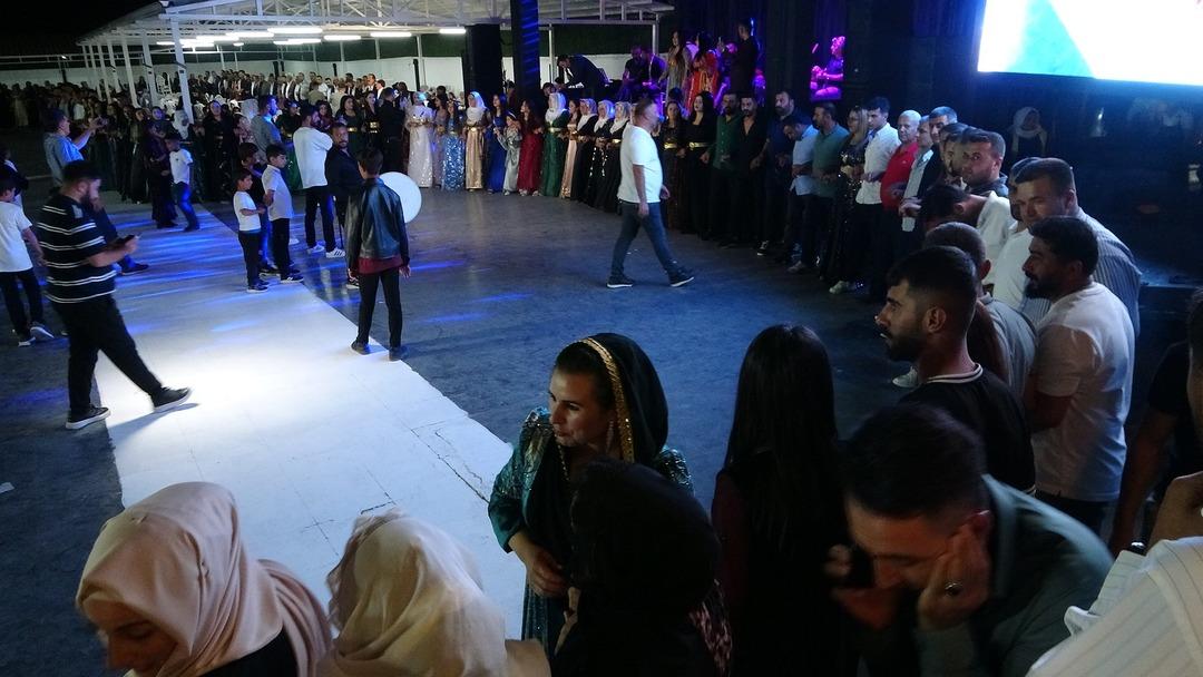 En görkemli aşiret düğünü! Takı 5 saat sürdü, 14 kişi anca sayabildi... Ortaya çıkan rakam ağızları açık bıraktı 8