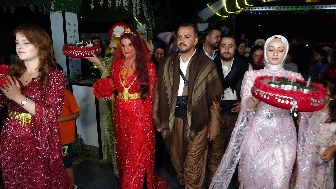 En görkemli aşiret düğünü! Takı 5 saat sürdü, 14 kişi anca sayabildi... Ortaya çıkan rakam ağızları açık bıraktı 9