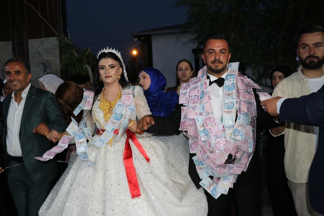 En görkemli aşiret düğünü! Takı 5 saat sürdü, 14 kişi anca sayabildi... Ortaya çıkan rakam ağızları açık bıraktı 11