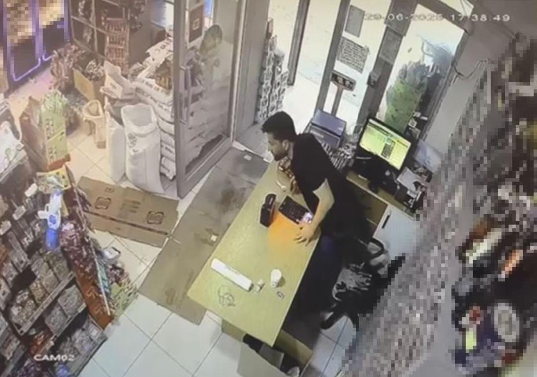 Markette kutuyu hareket ettiren kedi panik yaşattı: O anlar kamera yansıdı 1