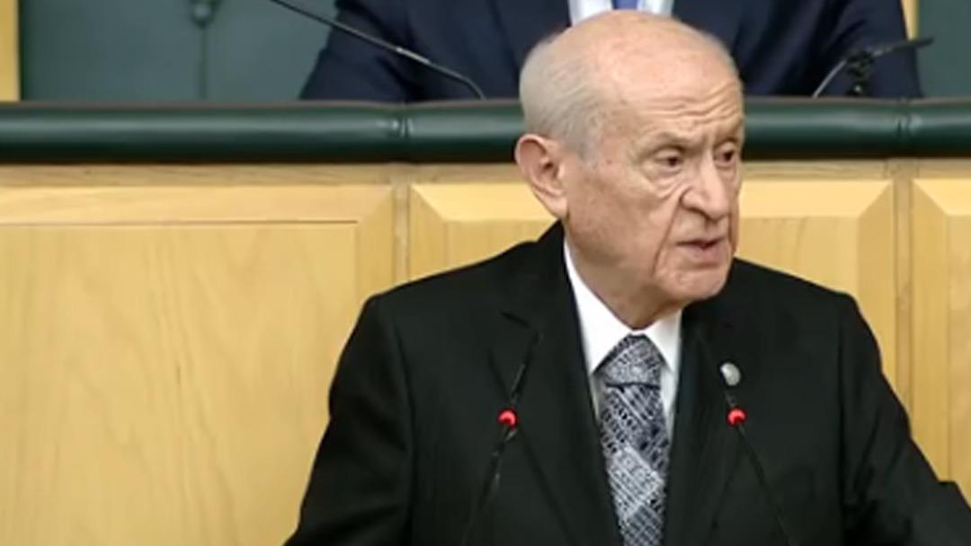 Bahçeli  Dublör  iddialarına kürsüden yanıt verdi! "Ne yalan söyleyeyim, hayretler içinde şahit olduk" CHP için çok ağır sözler 1