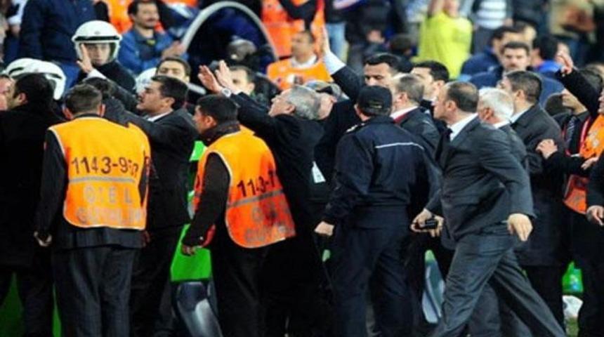 Galibiyet gol&uuml;nden sonra saha kenarı karıştı