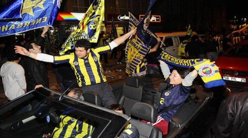 Bağdat Caddesi sevin&ccedil;ten yıkıldı! (İZLEYİN)