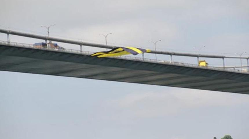 F.Bah&ccedil;e bayrağı Boğaz'da!