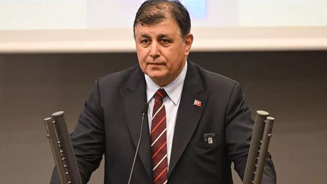 İzmir Büyükşehir Belediyesi'ne yapılan operasyonda 'CHP'liler CHP'lileri şikayet etti' iddiası gündem olmuştu! Cemil Tugay'dan yalanlama geldi: Hiçbir suç duyurusunda bulunmadık