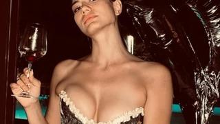 Eşref Rüya'nın Nisan'ı Demet Özdemir'den bikinili pozlar! Peş peşe yayınladı