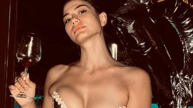 Sezonun yorgunluğunu atıyor! Bikinisiyle peş peşe paylaştı 