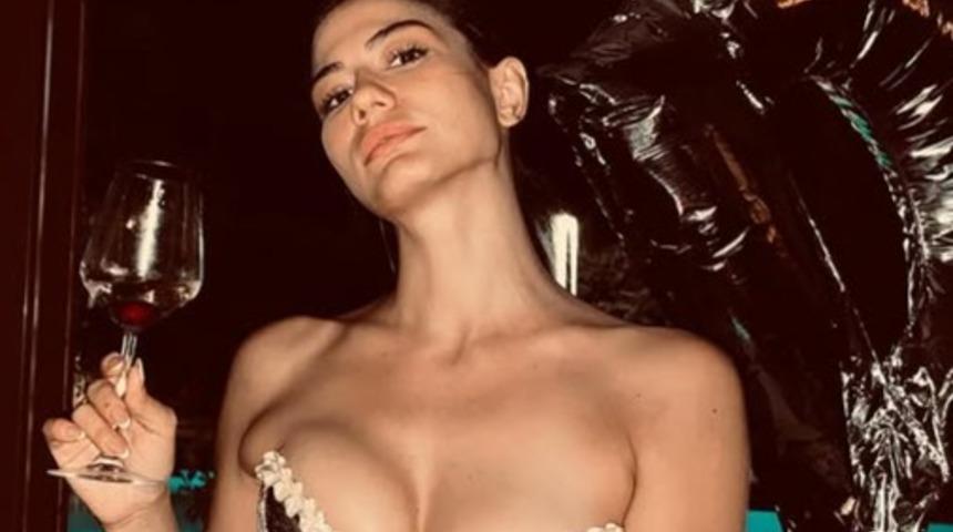 Eşref Rüya'nın Nisan'ı Demet Özdemir'den bikinili pozlar! Peş peşe yayınladı