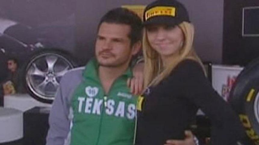 Polisi taşladı, mankenlerle poz verdi!