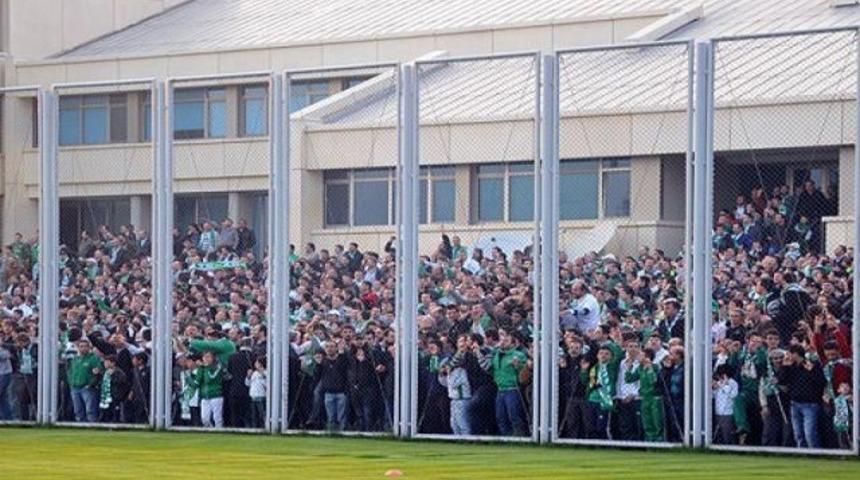 Bursa'da 5 bin taraftardan g&ouml;vde g&ouml;sterisi!