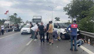 Tuzla’da motosiklet yol kenarında bekleyen arızalı araca çarptı: 2 yaralı