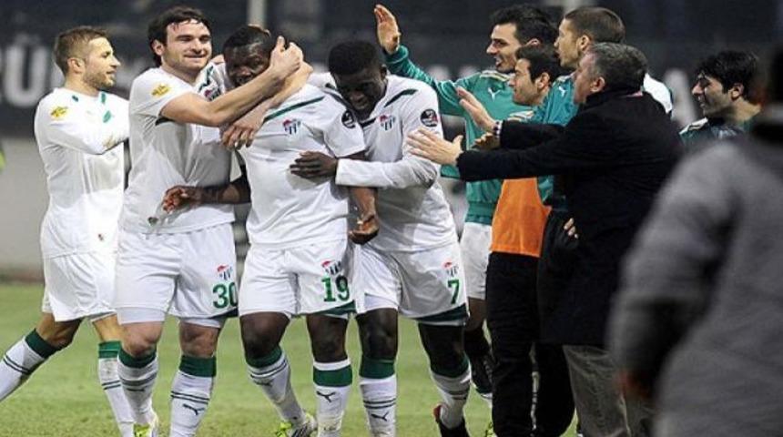 Manisa'da Timsah y&uuml;r&uuml;y&uuml;ş&uuml;!