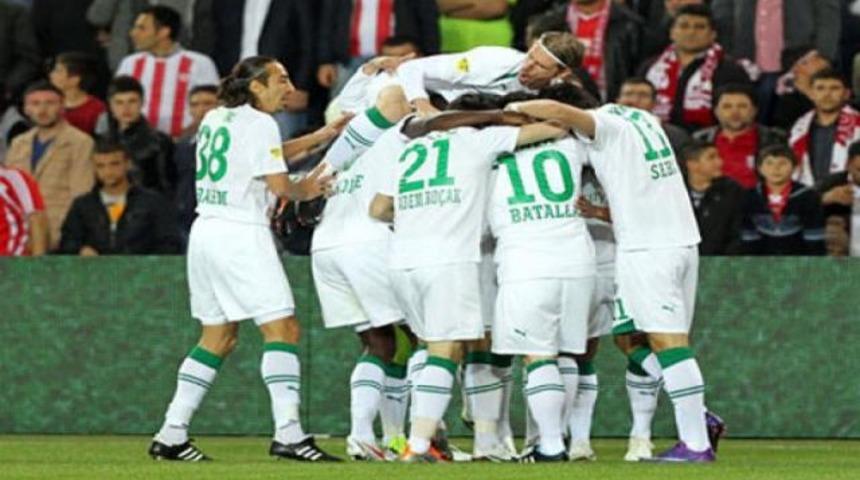 Timsah'tan kupa şovu!