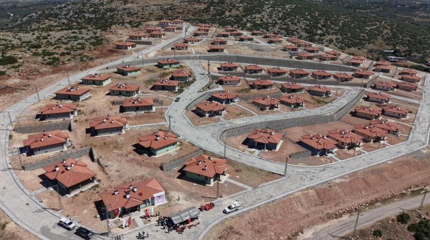 Osmaniye'de yapımı tamamlanan 89 köy evi depremzedelere teslim edildi