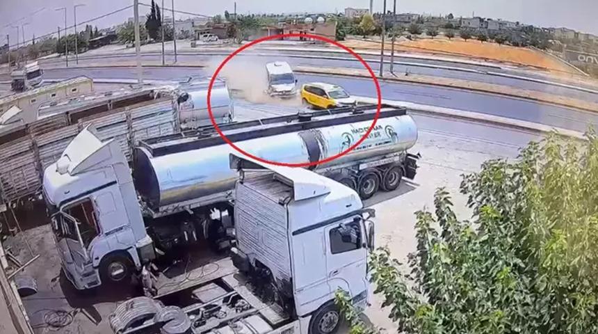 Şırnak’ta minibüsün taksiyle çarpıştığı kaza kamerada: 2 yaralı