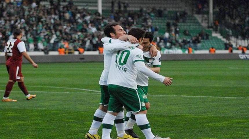 Timsah zirveye g&ouml;z kırptı..!