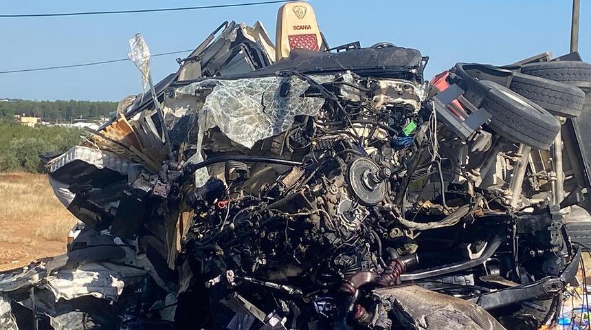 Antalya'da feci kaza! İki tır çarpıştı: 1 ölü, 1 yaralı