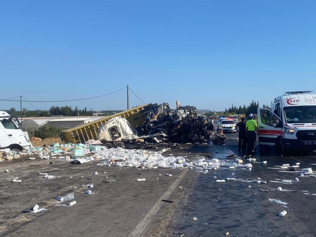 Antalya da feci kaza! İki tır çarpıştı: 1 ölü, 1 yaralı 1