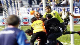 Bursaspor kalecisi taraftarı dövdü..!