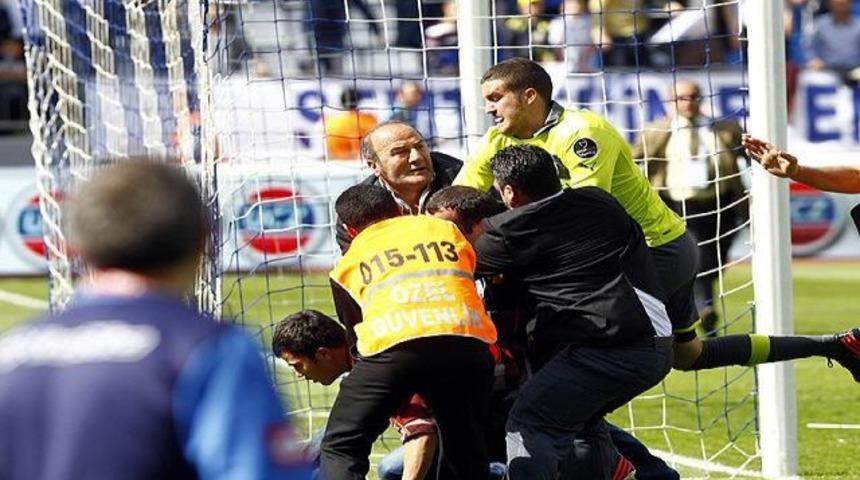 Bursaspor kalecisi taraftarı dövdü..!