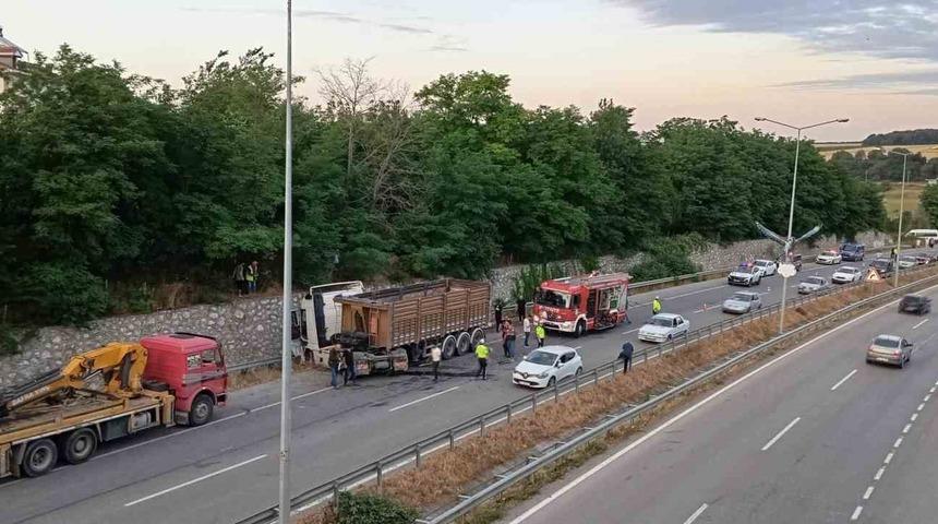 Büyük ihmal! Yola düşen tomruk kazaya yol açtı: Traktör sürücüsü ağır yaralandı