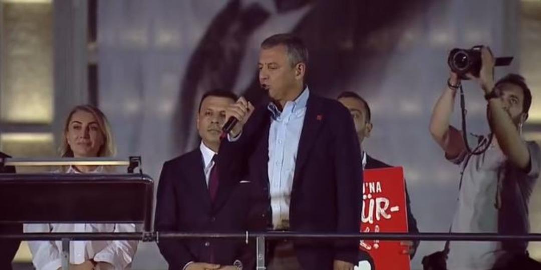 Özgür Özel, CHP nin Saraçhane mitinginde konuştu: "Dünya siyasi tarihinin en büyük imza kampanyasını yapıyoruz, sayı 20 milyonu geçti" 1