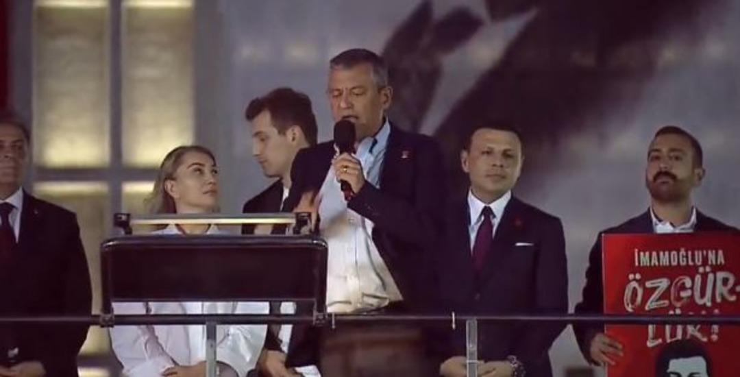Özgür Özel, CHP nin Saraçhane mitinginde konuştu: "Dünya siyasi tarihinin en büyük imza kampanyasını yapıyoruz, sayı 20 milyonu geçti" 2