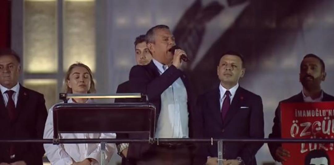 Özgür Özel, CHP nin Saraçhane mitinginde konuştu: "Dünya siyasi tarihinin en büyük imza kampanyasını yapıyoruz, sayı 20 milyonu geçti" 3